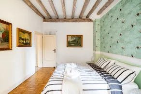 Dreamy Upscale Abode in the Heart of Venice - Image 2