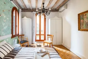Dreamy Upscale Abode in the Heart of Venice - Image 3