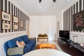 Dreamy Upscale Abode in the Heart of Venice - Image 4