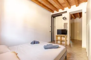 Artistic Urban Apartment - Image 3