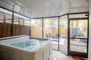 Lux 2/2 w/t spa, fire pit & fenced yard near UF! - Image 4