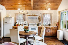 Romantic Lakeview Cottage - Image 5