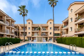 Apartment with Pool_Just a stone's throw from the sea - Image 2