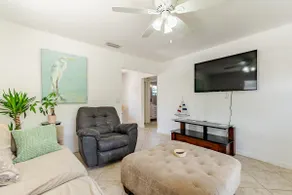 New! Modern Apt By Lake And 5 min To Beach - Image 2