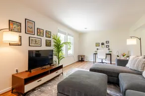 Charming 4-Bed Colonial Home Near National Harbor - Image 2