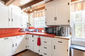 Cozy Pine Cottage–Lake Pass-Walk to Lake & Village - Image 5