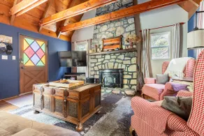 Cozy Pine Cottage–Lake Pass-Walk to Lake & Village - Image 2