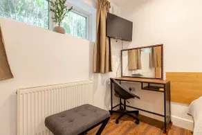 Modern 2-Bed Flat: Ensuites & Free Parking - Image 4