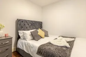 Modern 2-Bed Flat: Ensuites & Free Parking - Image 2