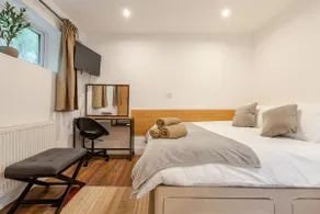 Modern 2-Bed Flat: Ensuites & Free Parking - Image 3