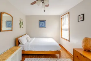 Ideal Lakeview location! Walk to Wrigley, DePaul - Image 5