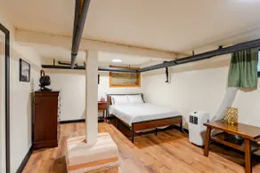 Ideal Lakeview location! Walk to Wrigley, DePaul - Image 4