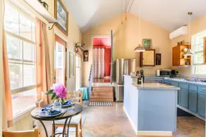 Couples retreat, cozy, convenient, pet friendly - Image 4