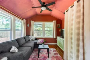 Couples retreat, cozy, convenient, pet friendly - Image 3