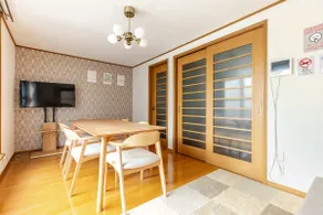3LDK, can accommodate up to 13 people! Shinjuku is just one train ride away, convenient transportation! Direct bus service to Narita and Haneda! - Image 2
