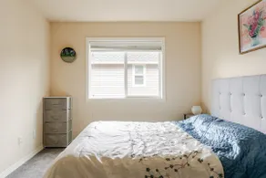Guest suite with private entrance and parking - Image 5