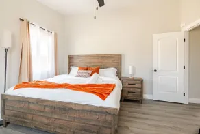 King Bed| Private Entrance|Parking| Free Coffee - Image 2