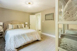Romantic upscale cabin in the woods - Image 4