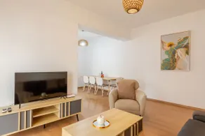 Cosy 2-Bedroom Apartment, 10 Minutes from the Beach - Image 5