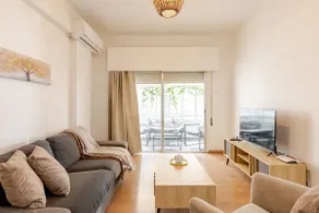 Cosy 2-Bedroom Apartment, 10 Minutes from the Beach - Image 2