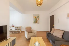 Cosy 2-Bedroom Apartment, 10 Minutes from the Beach - Image 3