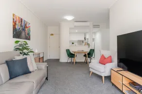 Stylish East Melbourne Apt w/Pool, Gym & Parking - Image 5