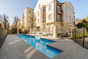 Stylish East Melbourne Apt w/Pool, Gym & Parking - Image 4