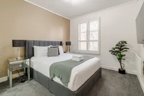 Stylish East Melbourne Apt w/Pool, Gym & Parking - Image 2