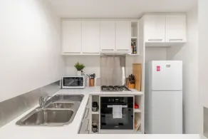 Stylish East Melbourne Apt w/Pool, Gym & Parking - Image 3