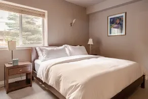 Spacious work friendly king sized bed. - Image 2