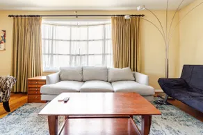 3Br Home walkable to shops and restaurants - Image 3