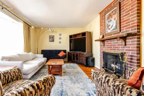 3Br Home walkable to shops and restaurants - Image 2