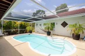 1mi to Beach. 1+ acre of jungle Pool & Pickleball - Image 3