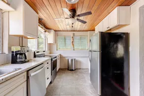1mi to Beach. 1+ acre of jungle Pool & Pickleball - Image 5