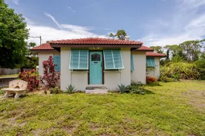 1mi to Beach. 1+ acre of jungle Pool & Pickleball - Image 2