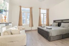 Central accommodation with kitchen, Wi-Fi & washing machine - Image 2