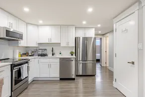 Cozy Family Friendly Suite Near Whyte, UofA, Kinsmen with Desks or Home-office and Full Kitchen - Image 2