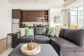 3Beds & 2Baths Condo at Heart of Downtown Toronto - Image 2