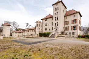 Fully equipped luxury duplex in a castle & parking - Image 2