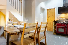 Luxurious Cosy Cottage - Image 4