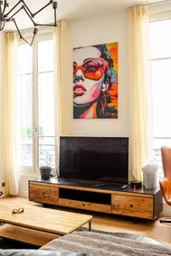 Chic Stay near Louvre & Eiffel Tour - Image 3