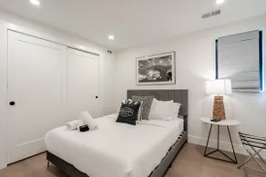 990ft²๏Heart of Georgetown๏99 Walk Score๏Smart TV๏ - Image 3