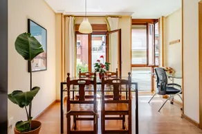Natural light, quiet and very nicely located - Image 2