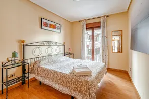 Natural light, quiet and very nicely located - Image 4