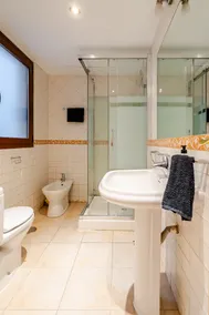 Natural light, quiet and very nicely located - Image 5