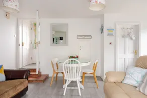 Lorna's Apartment Self Catering Holiday Home - Image 3