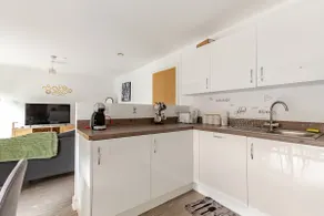 OBI'S House&Suites - Luxury 2bed Duplex Apartment With Balcony - Image 5