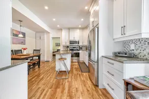 Large apartment with free parking - Image 5