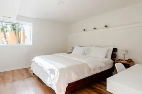 Spacious & Clean Guesthouse | King Bed & Fireplace - Image 4