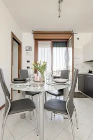 5km to Venice Airport • Free Parking • Bus Stop - Image 5